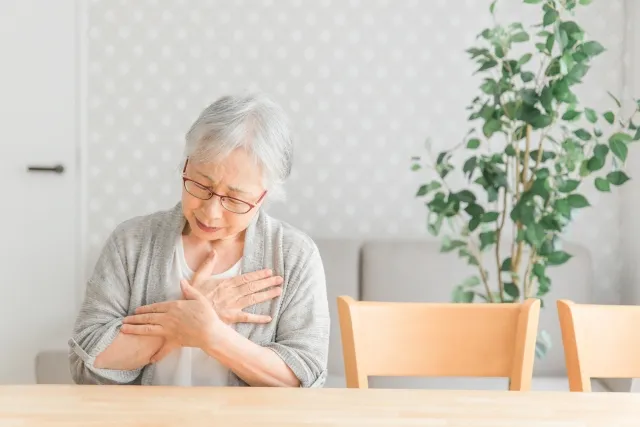 心臓に違和感がある女性