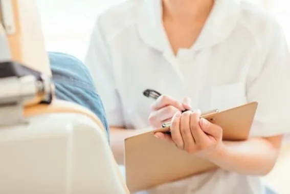 問診を取る歯科衛生士