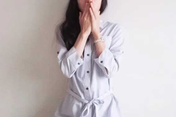口臭を気にする女性