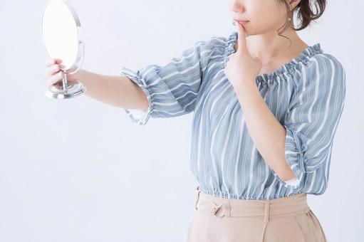 口元を気にする様子