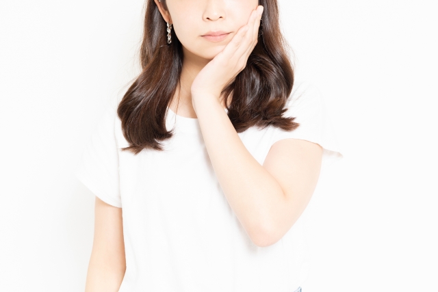 顎が痛い女性