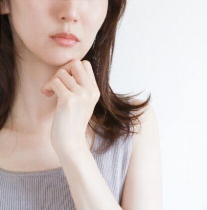 悩む女性